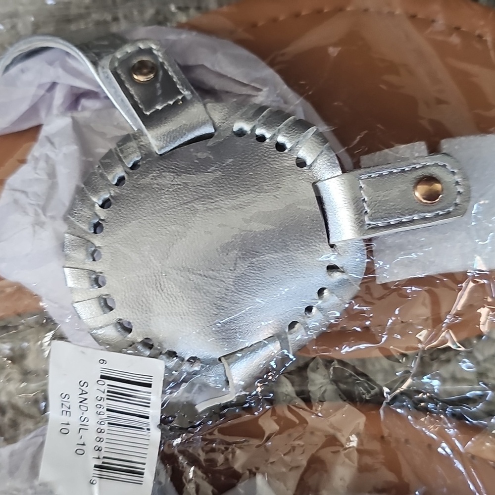 NWT Lexi York Silver Flip Flops, Womens Size 10 - Picture 2 of 3